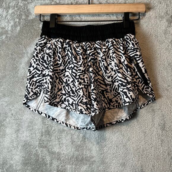 Lululemon Medium Rise Tracker Shorts Size 6‎ Brushed Animal White Black - Picture 1 of 6